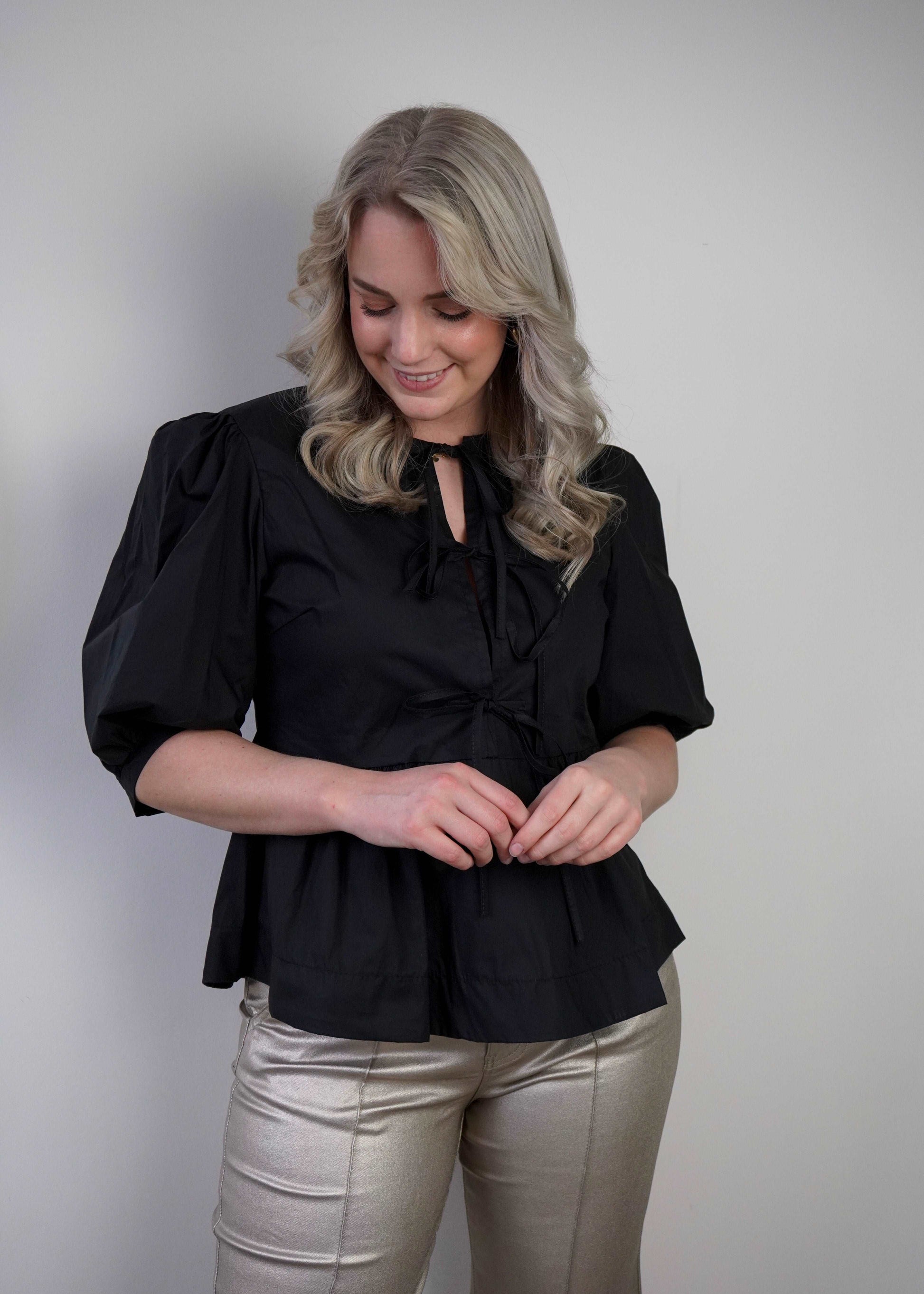 Peplum blouse met strikjes zwart | Styles And More