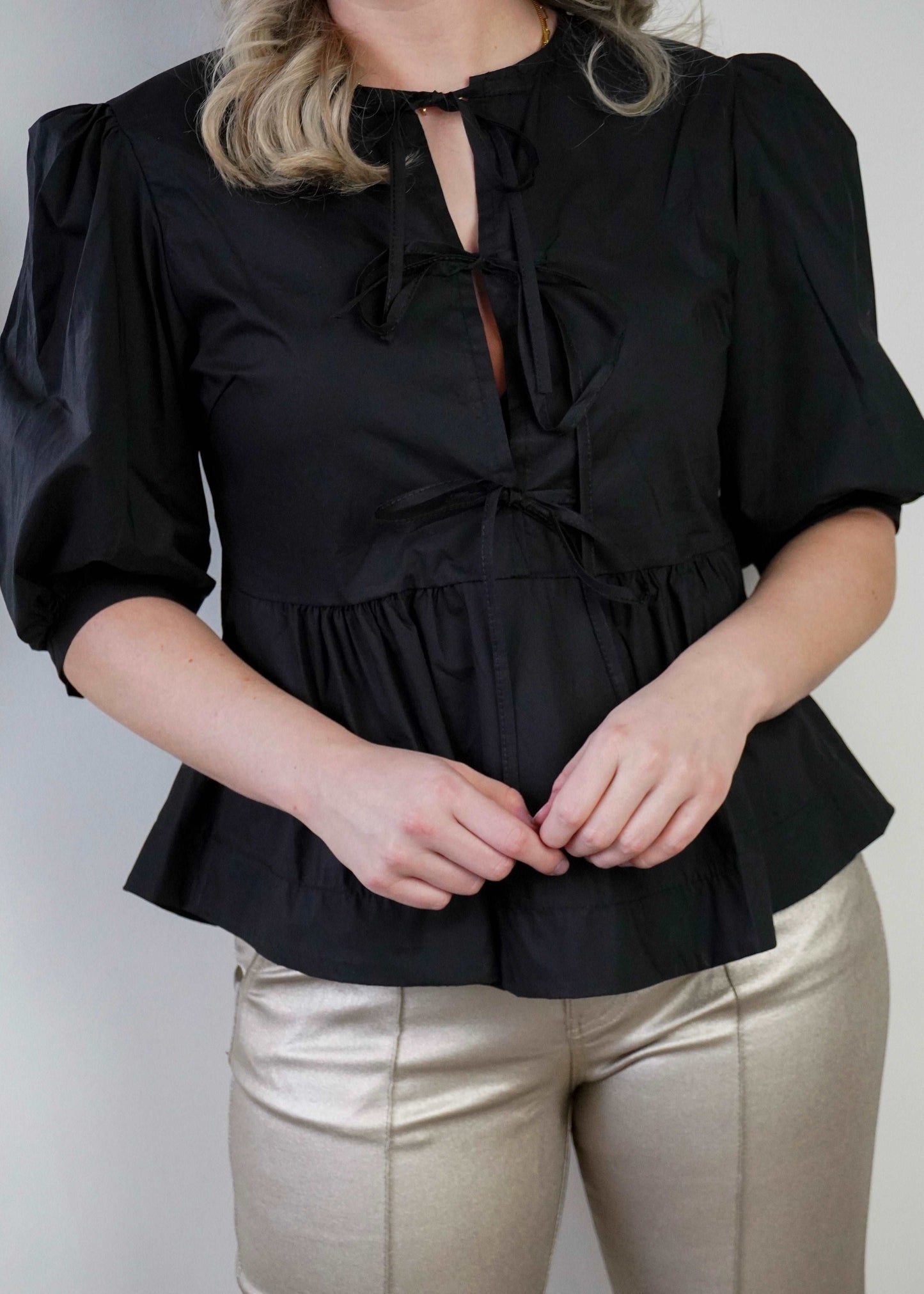 Peplum blouse met strikjes zwart | Styles And More