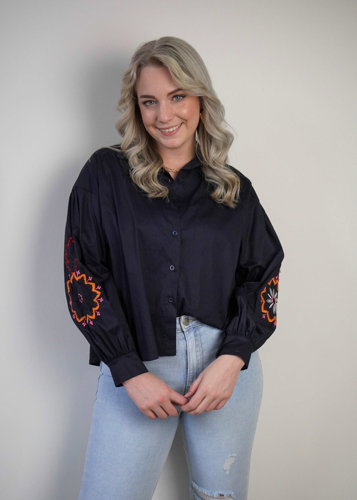 Embroidery blouse met bloemen donkerblauw | Styles And More 