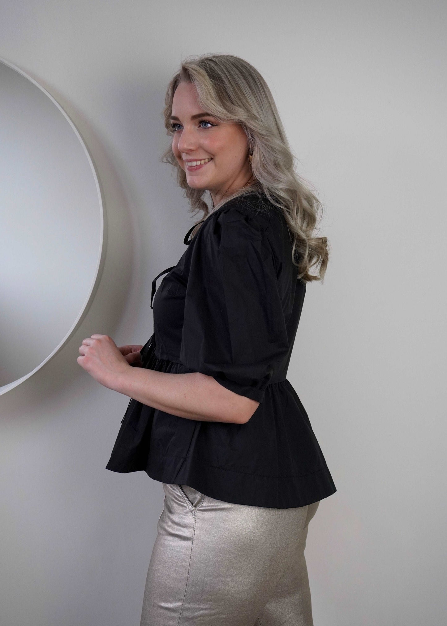 Peplum blouse met strikjes zwart | Styles And More