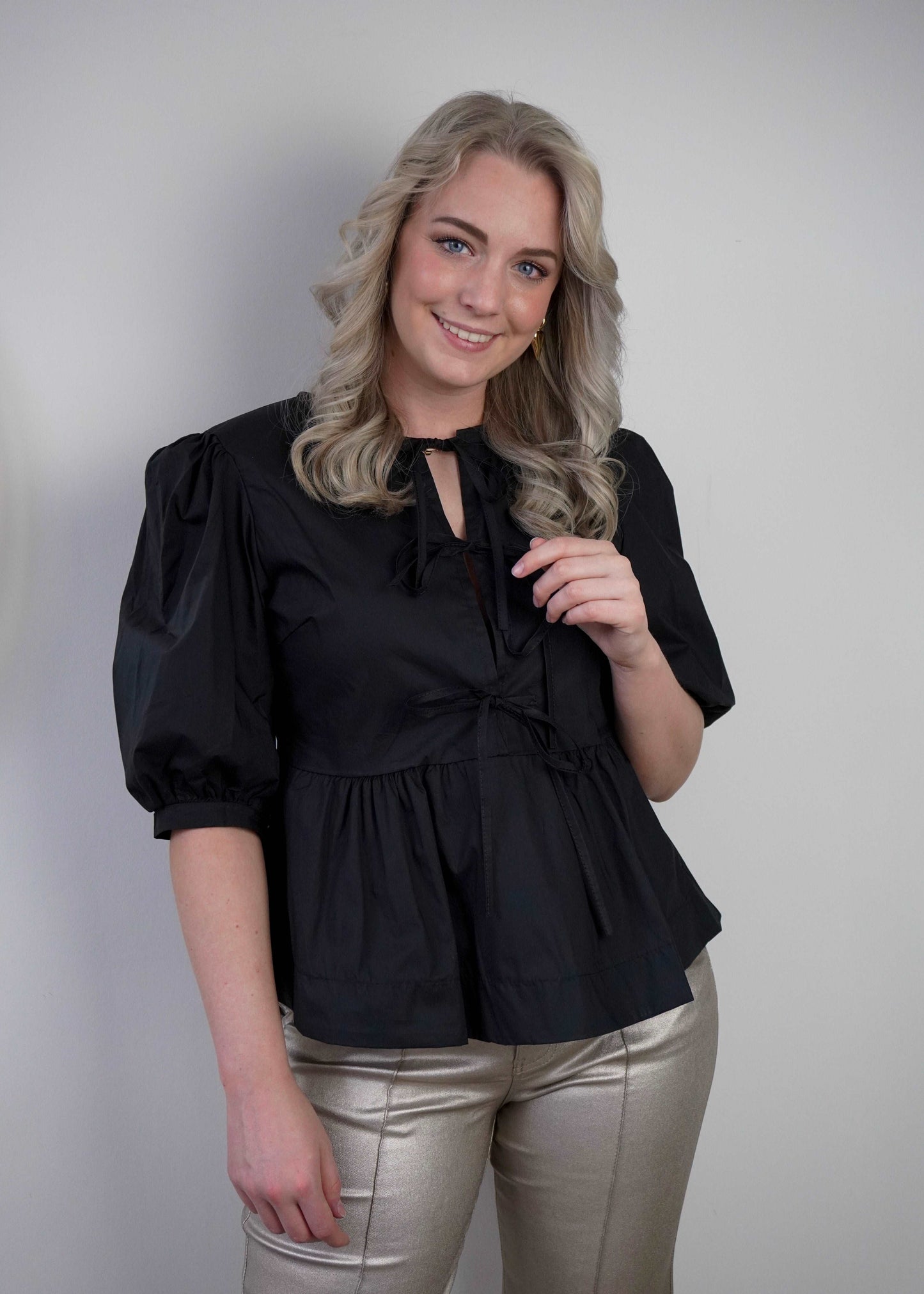 Peplum blouse met strikjes zwart | Styles And More